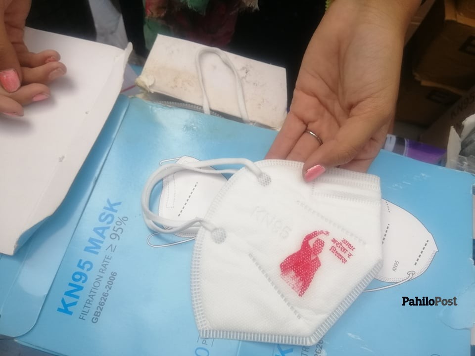 नारायणी नदी किनारमा 'ओली छाप मास्क' किन्नेको घुइँचो