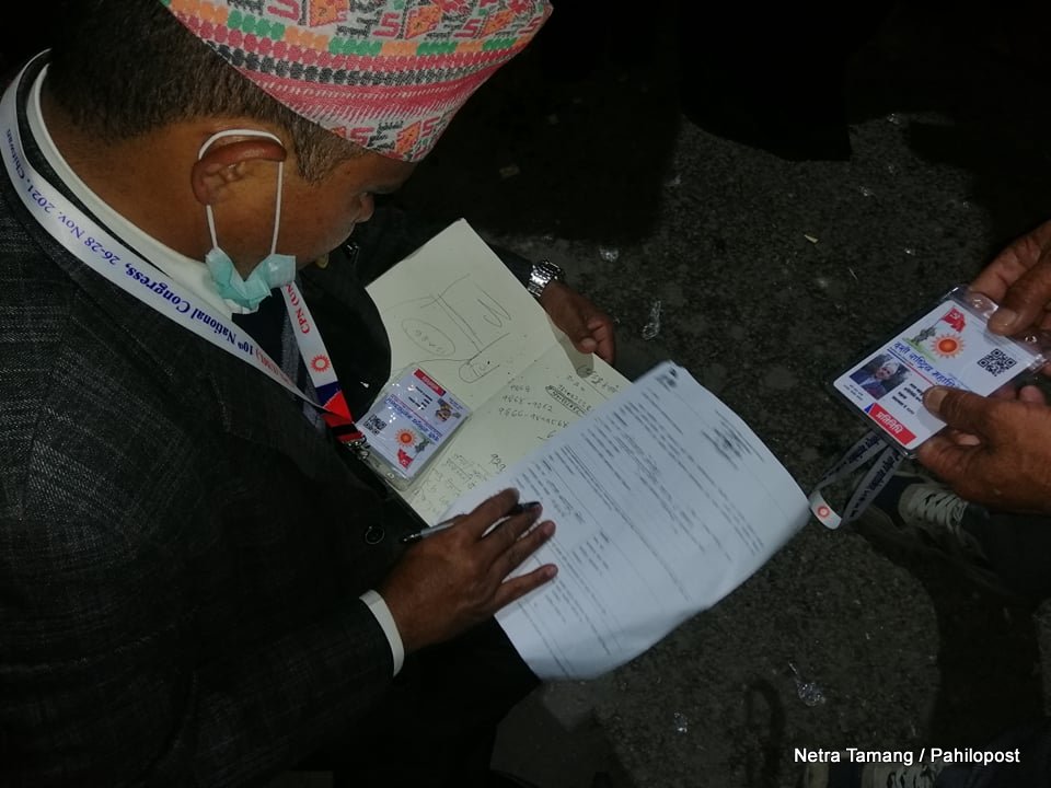 मध्यरातमा मनोनयन फाराम खोज्दै एमाले प्रतिनिधि