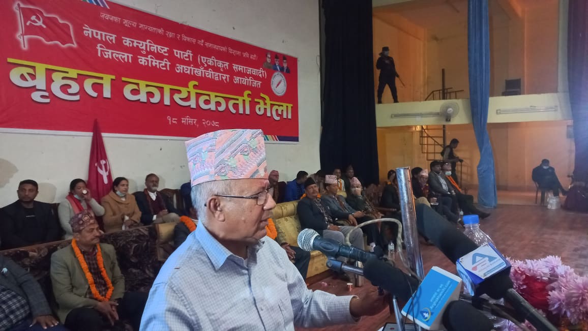 अबको निर्वाचनपछि एमालेलाई लाइट बालेर खोज्नुपर्छः माधव नेपाल