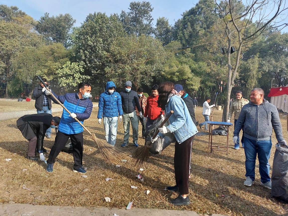 महाधिवेशनले फोहोर बनेको भृकुटीमण्डपमा सरसफाइ गर्दै विश्वप्रकाशको टोली