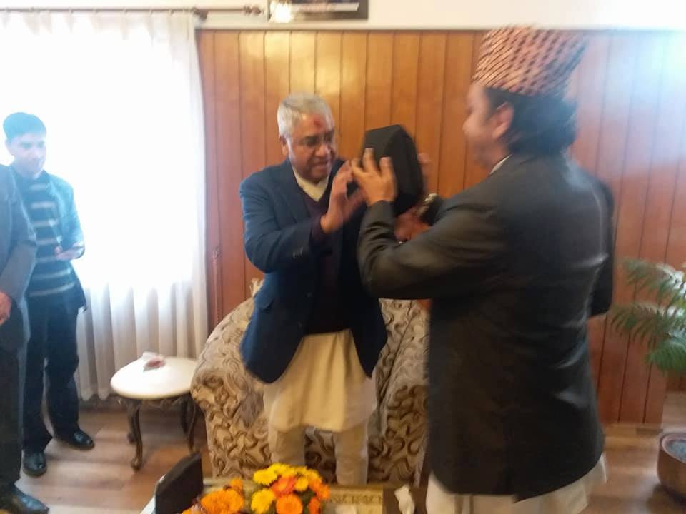 टोपी दिवसमा प्रधानमन्त्री देउवालाई टोपी प्रतिष्ठानको उपहार