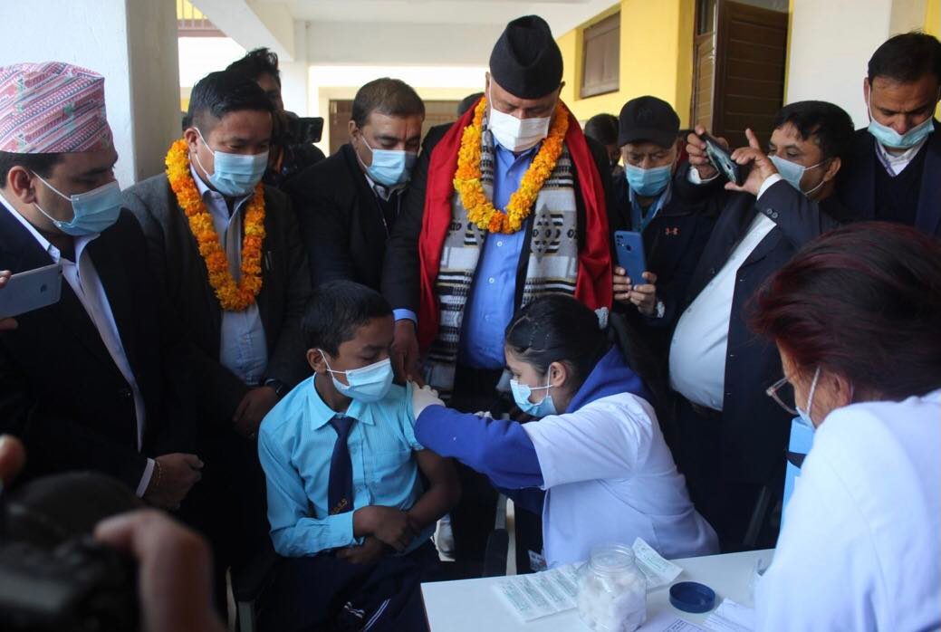 विद्यालयमै विद्यार्थीलाई खोप दिन सुरु, वाग्मती प्रदेशमा २ लाख बढी बालबालिकालाई मोर्डना भ्यक्सिन दिइँदै