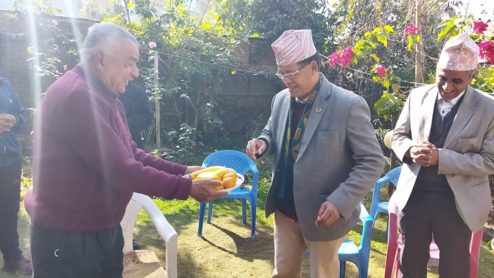 सुन्तला बाँड्दै रामचन्द्रले नवनिर्वाचित उपसभापति गुरुङलाई भने : पार्टीलाई एक बनाउन लाग्नुस्