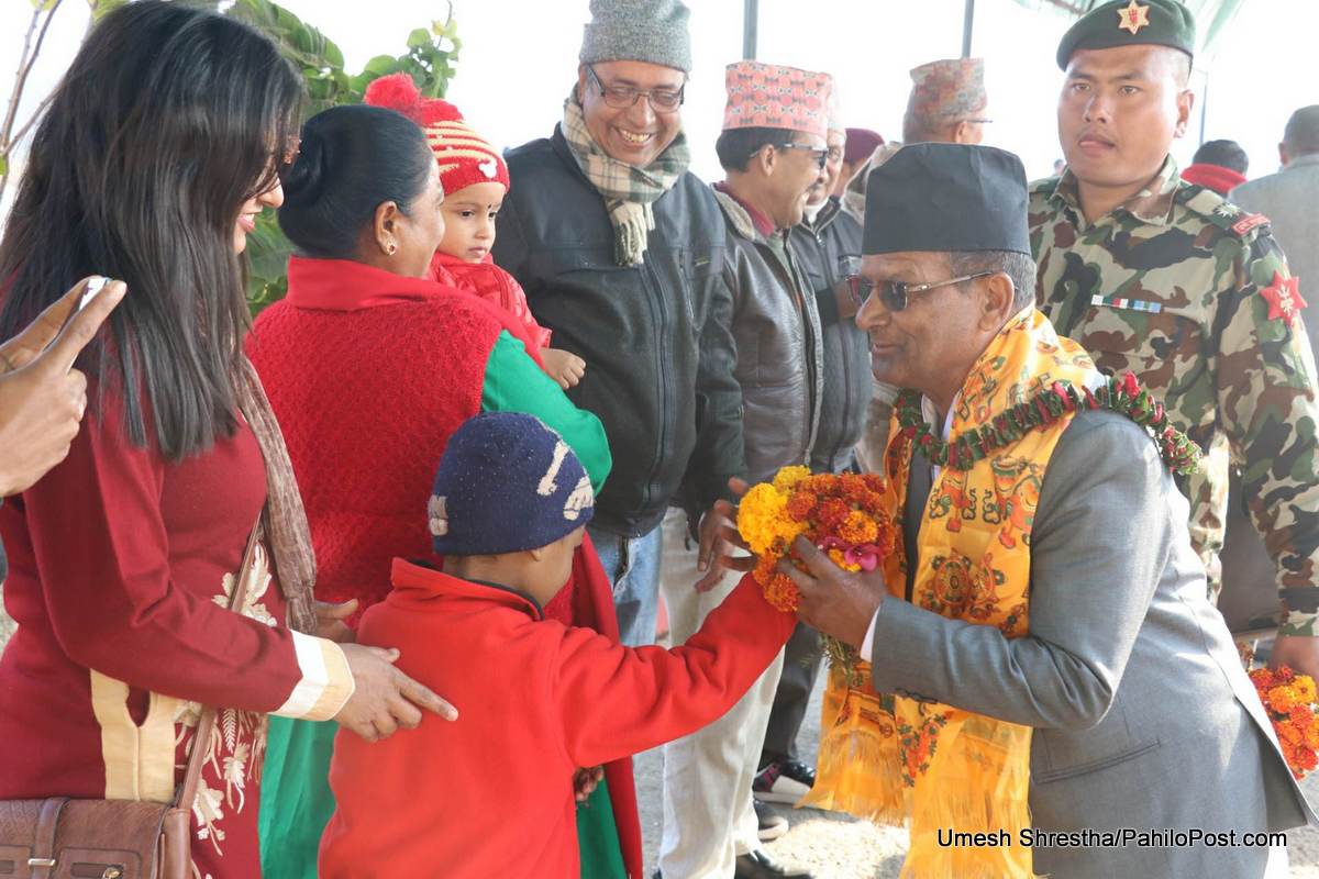 सेनाको हेलिकोप्टरबाट पत्नीसहित सुर्खेत पुगे प्रदेश प्रमुख खनाल, हेर्नुस् फोटोमा