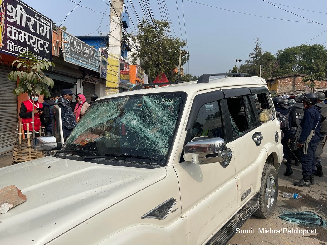 मतदान गर्न जनकपुर पुगेका जनप्रतिनिधिको गाडी यसरी फोडे सिके राउतका कार्यकर्ताले