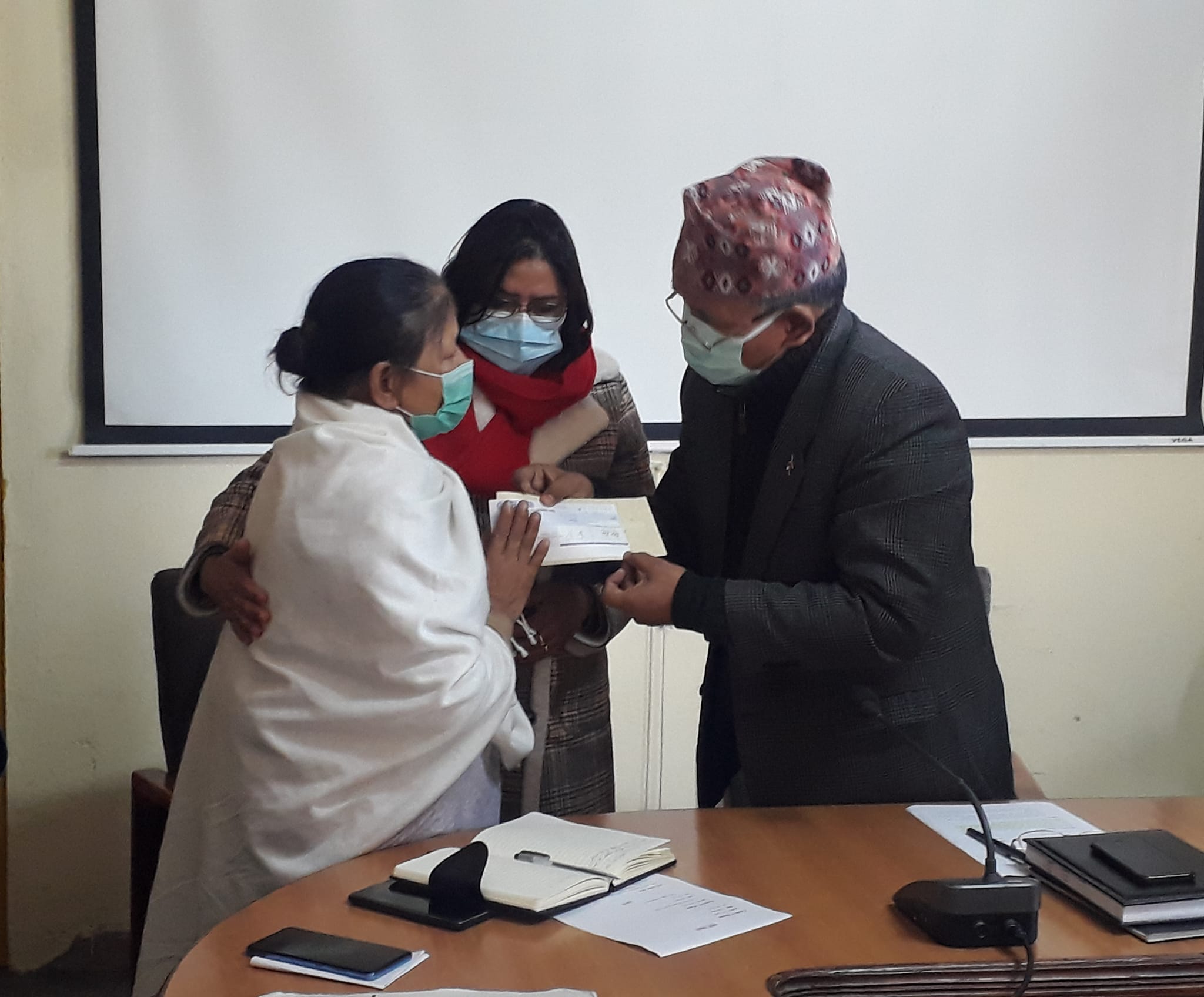 म्हपूजाको रात ग्यास विस्फोटबाट मृत्यु भएका व्यक्तिको परिवारलाई ललितपुर महानगरको सहयोग