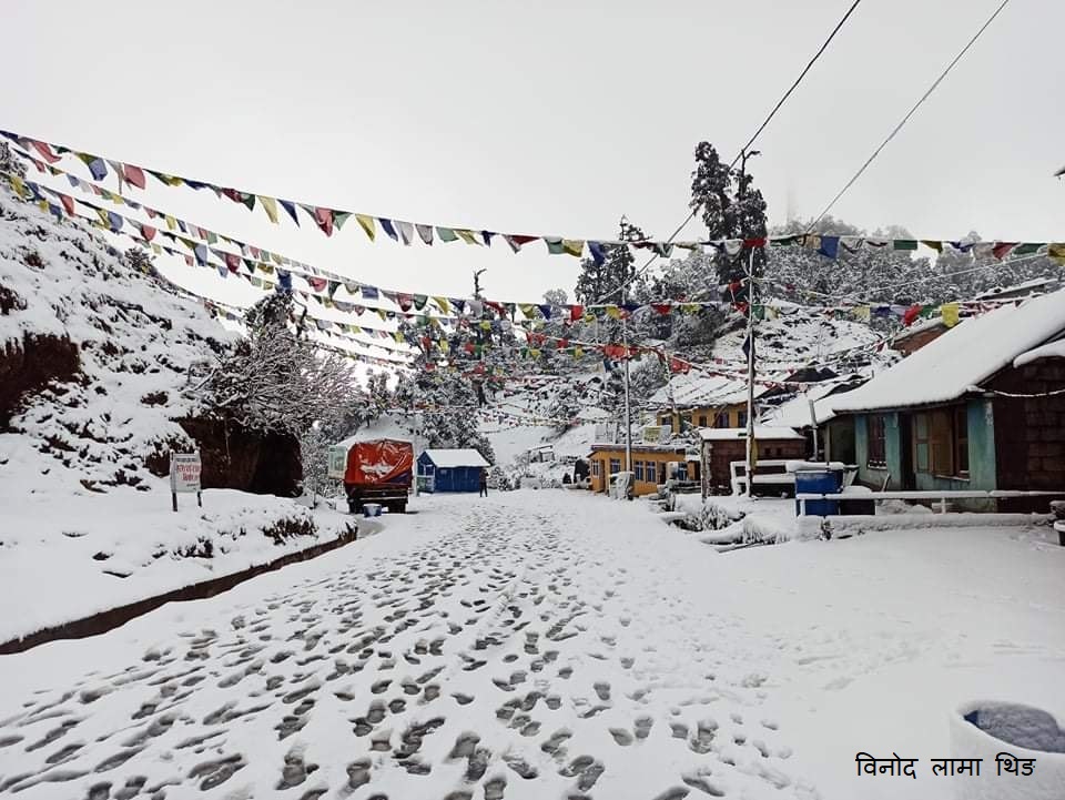 वर्षा र हिमपातका कारण त्रिभुवन राजपथमा यातायात अवरुद्ध