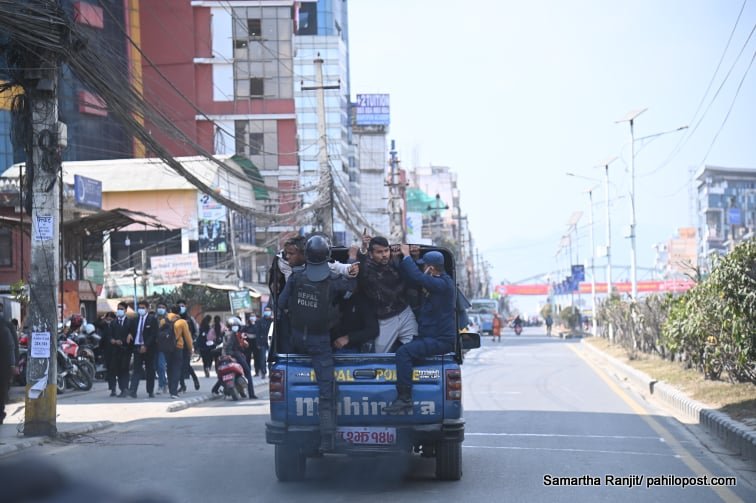 एमसीसीविरुद्ध आन्दोलनमा उत्रिनेलाई यसरी समात्यो प्रहरीले