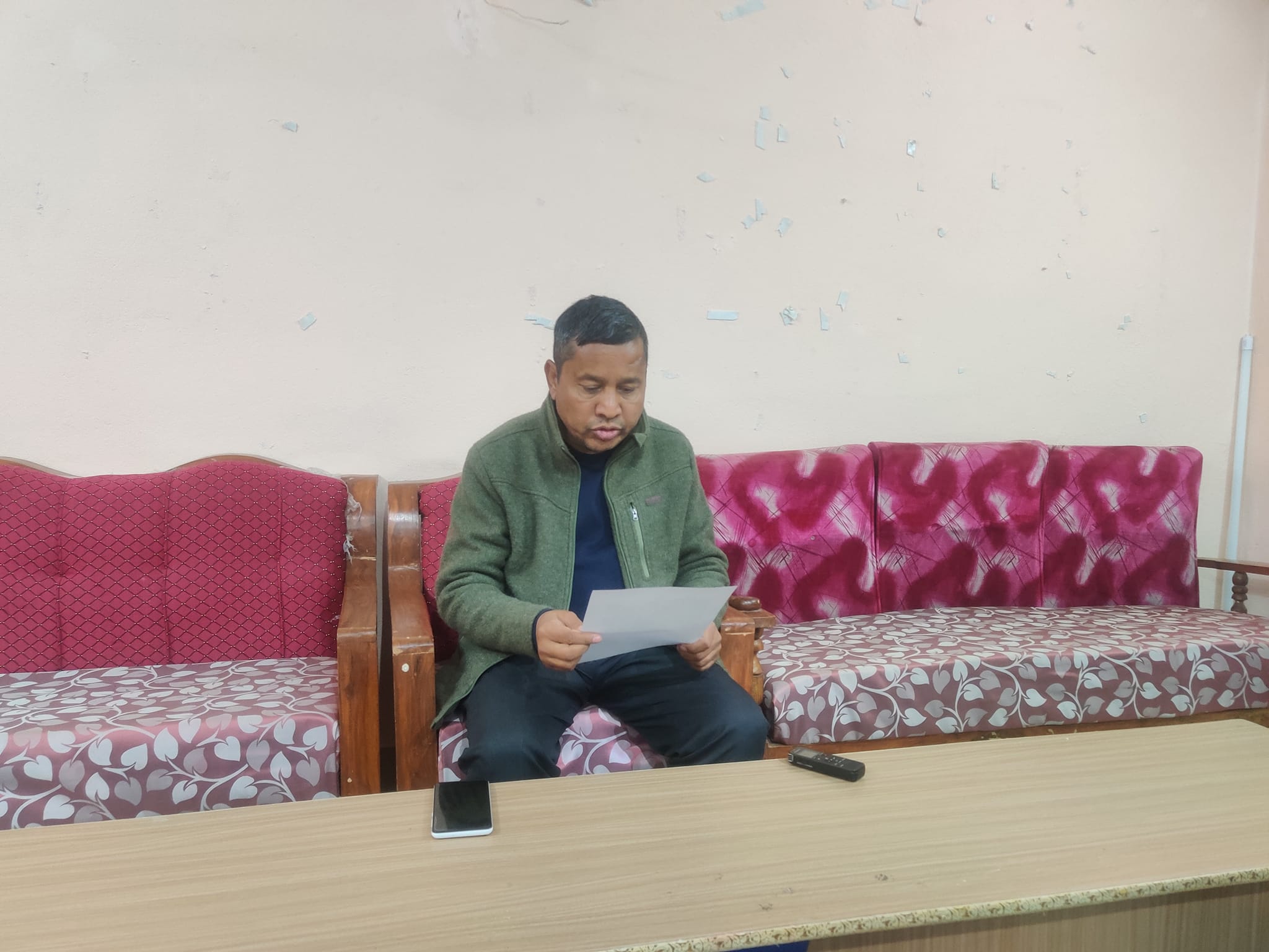 एमालेबाट निर्वाचित गाउँपालिका अध्यक्ष क्षेत्रीले छाडे पार्टी, 'अपमानित भएर एमालेमा बस्न सक्दिनँ'