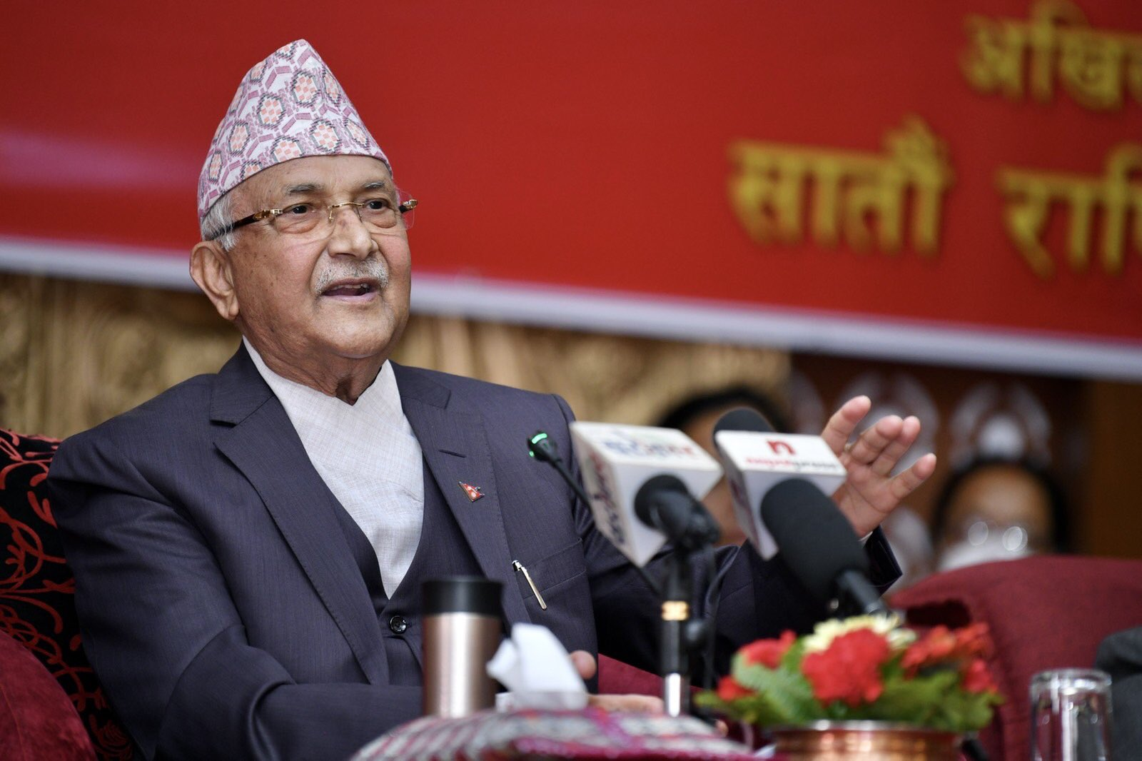 प्रचण्ड र माधव नेपाललाई लक्षित ओलीको कटाक्ष : मलाई पनि अलिकति प्रसाद भनेर थाप्दै हिँडेका छन्