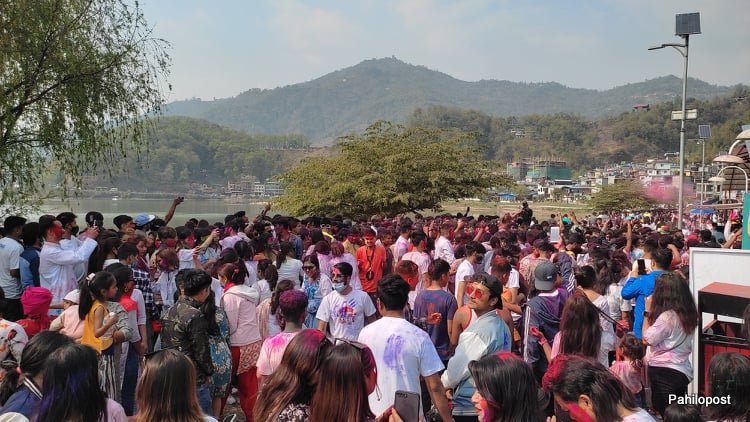 होलीको रंगमा झुमेको लेकसाइड