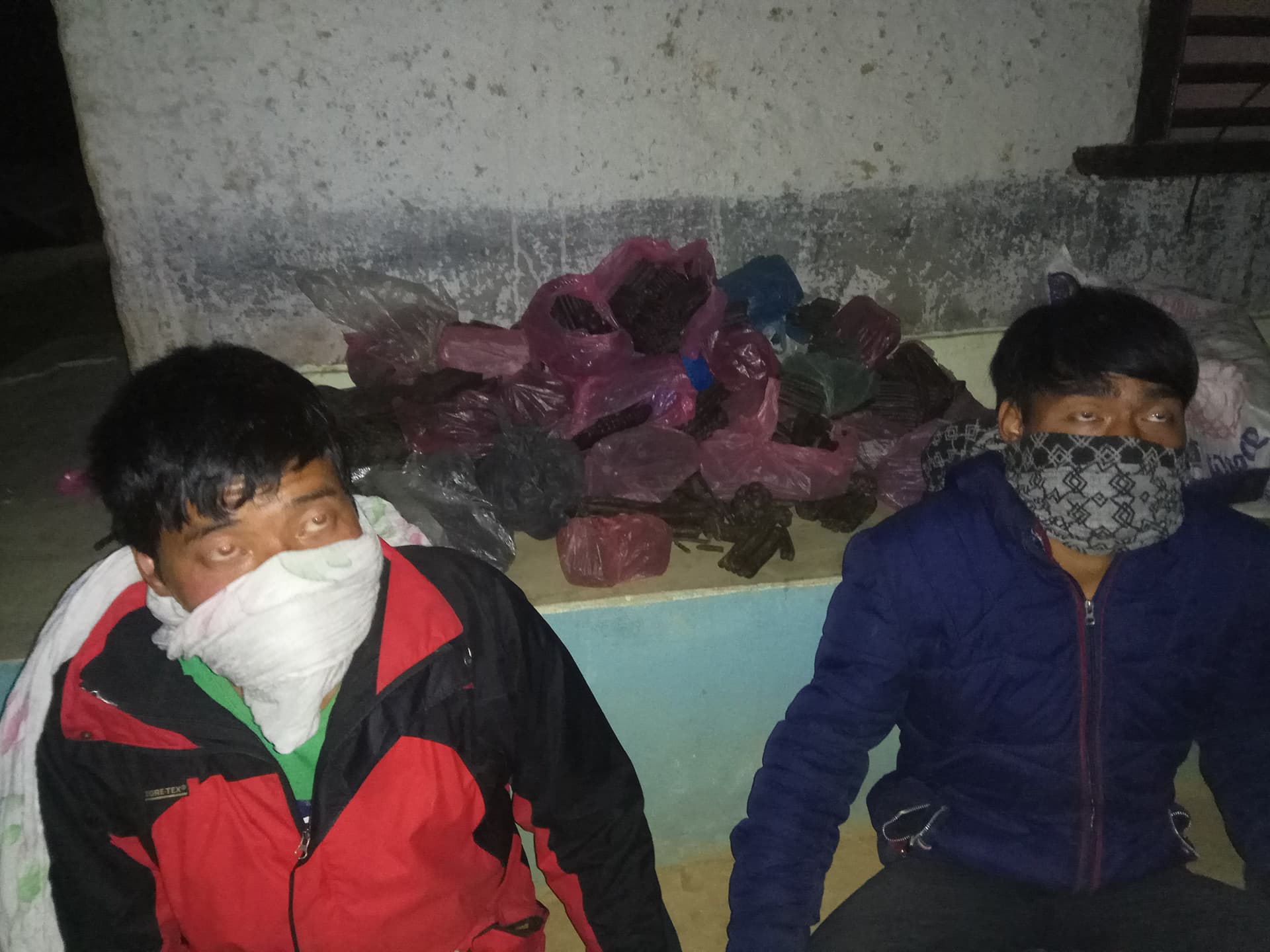 ५० केजी चरेशसहित रोल्पामा दुई जना पक्राउ