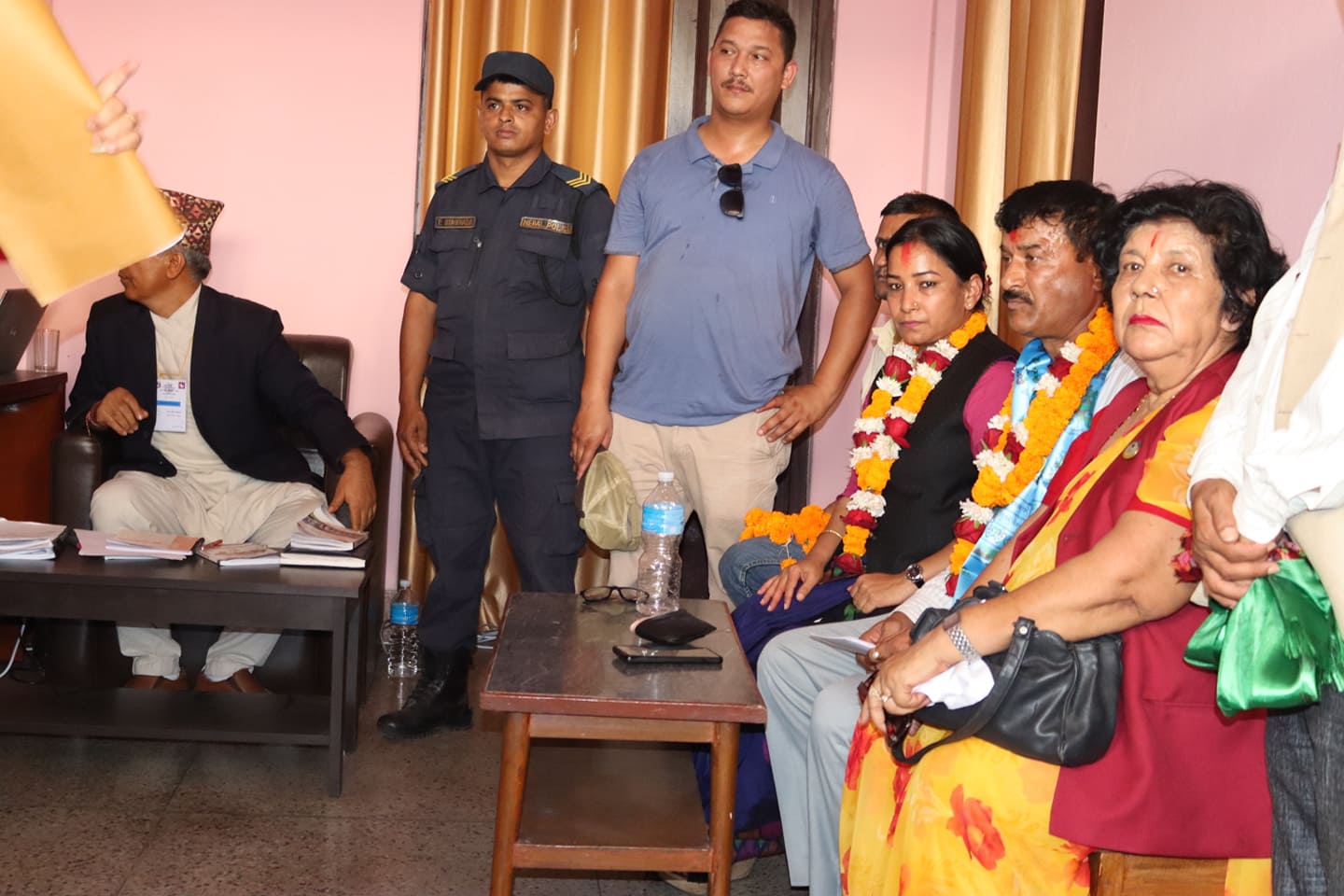 भरतपुरमा सत्तारुढ गठबन्धनबाट मेयरमा रेणु दाहाल र उपमेयरमा चित्रसेन अधिकारीको उम्मेदवारी