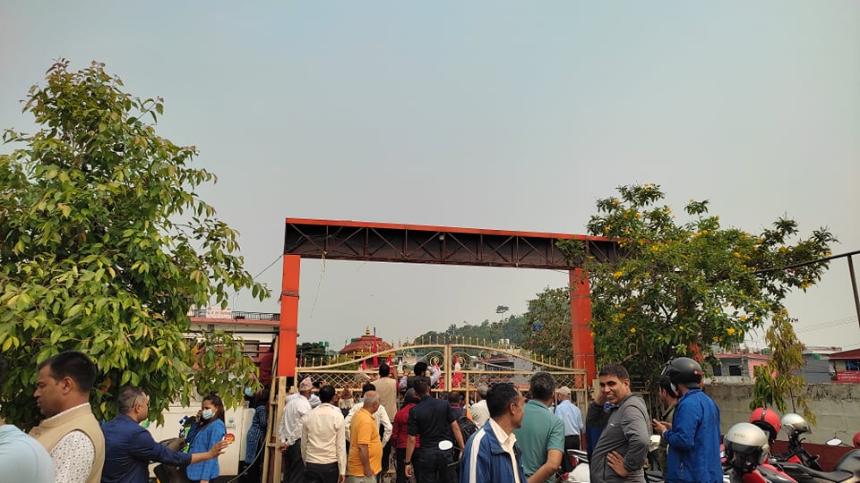 भित्र गठबन्धनको कार्यक्रम, बाहिर गेटमा कांग्रेस कार्यकर्ताले लगाइदिए ताला