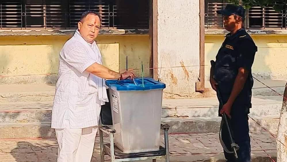 वीरगंज महानगर प्रमुख उम्मेदवार राजेशमान सिंहले गरे मतदान