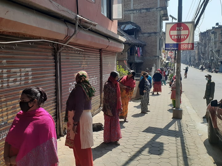 काठमाडौंमा राहत लिनेको लाइन, महानगरले बाँड्दैछ नि:शुल्क खाद्यान्न
