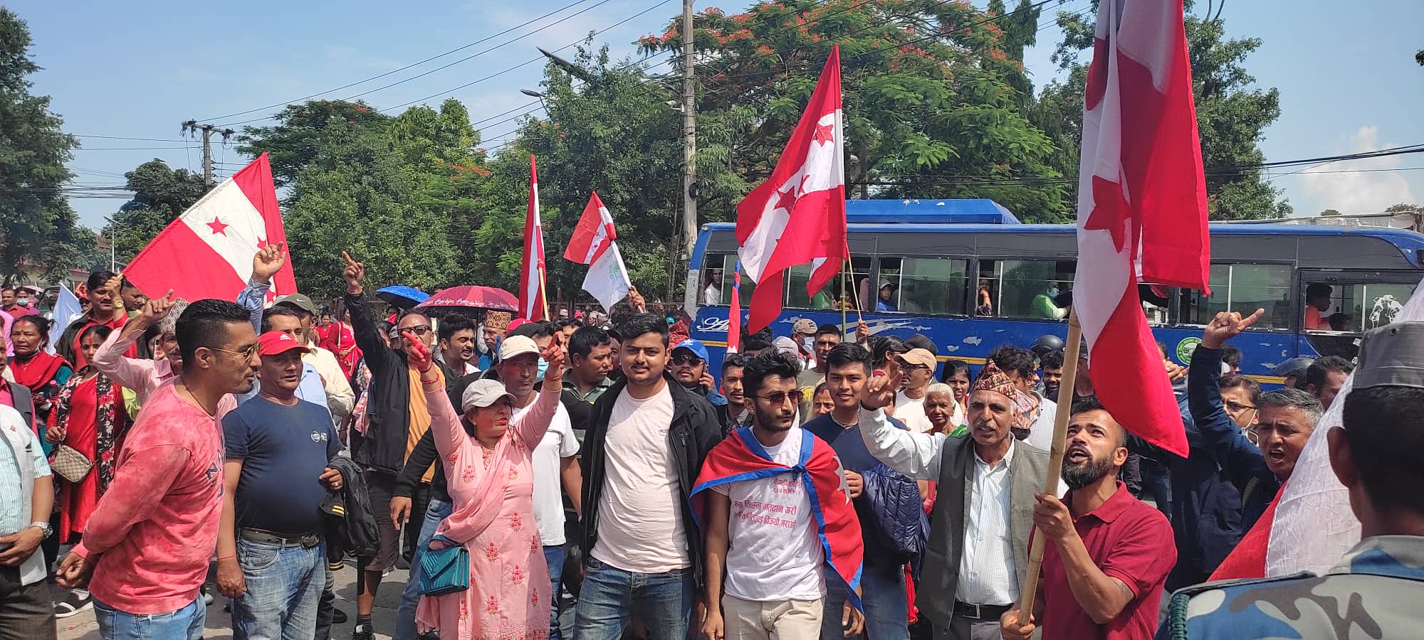 मतगणना जारी राख्न माग गर्दै पोखरामा निर्वाचन अधिकृत कार्यालयअगाडि कांग्रेस कार्यकर्ताको नाराबाजी