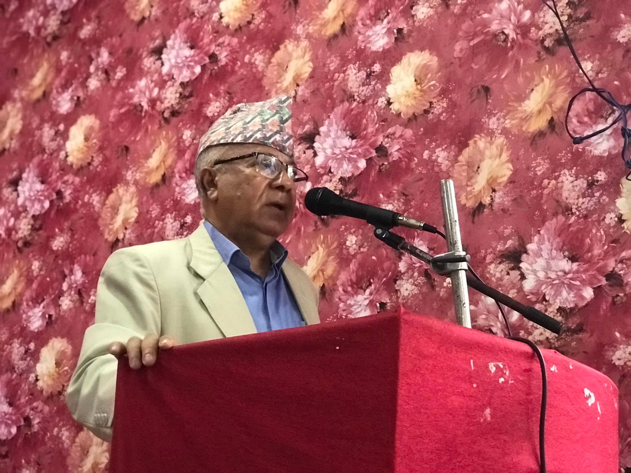 जनप्रतिनिधि र कार्यकर्तालाई माधव नेपालले भने :  हर्क साम्पाङले जस्तै काम गर्नुस्