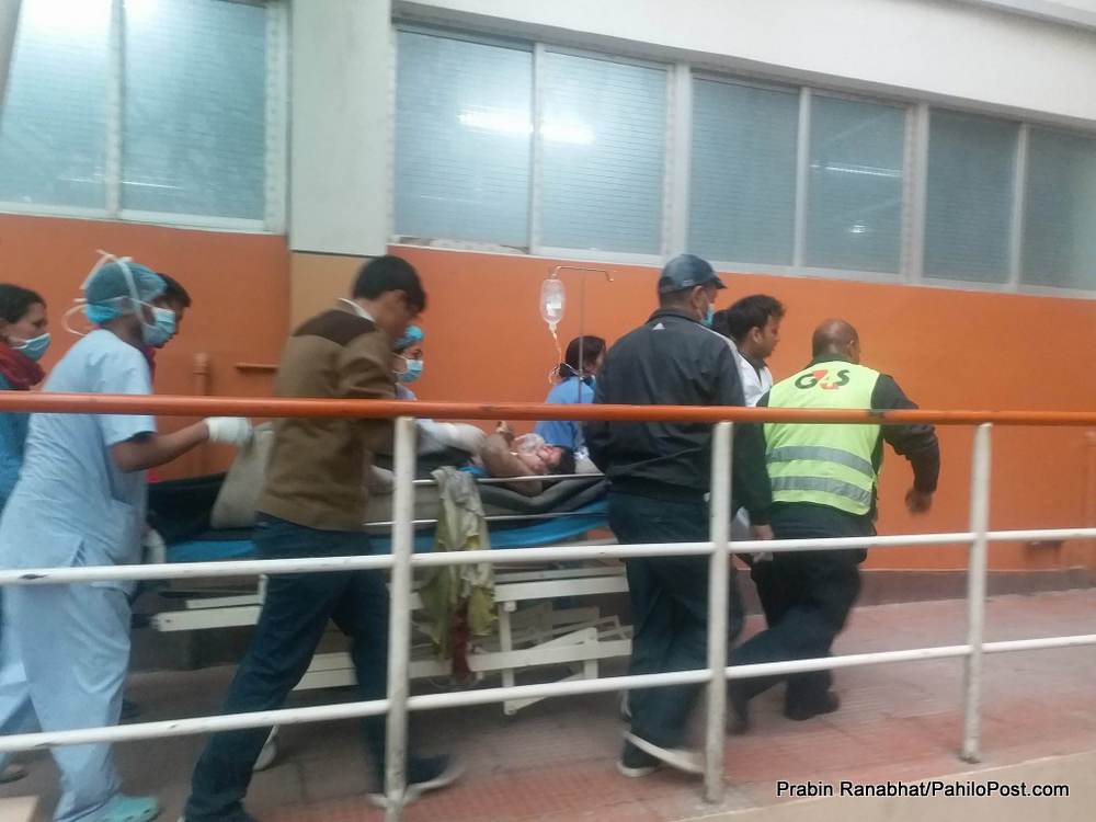 सात फोटोमा हेर्नुस विमान दुर्घटनाका घाइतेलाई अस्पताल ल्याउँदै गर्दाको अवस्था