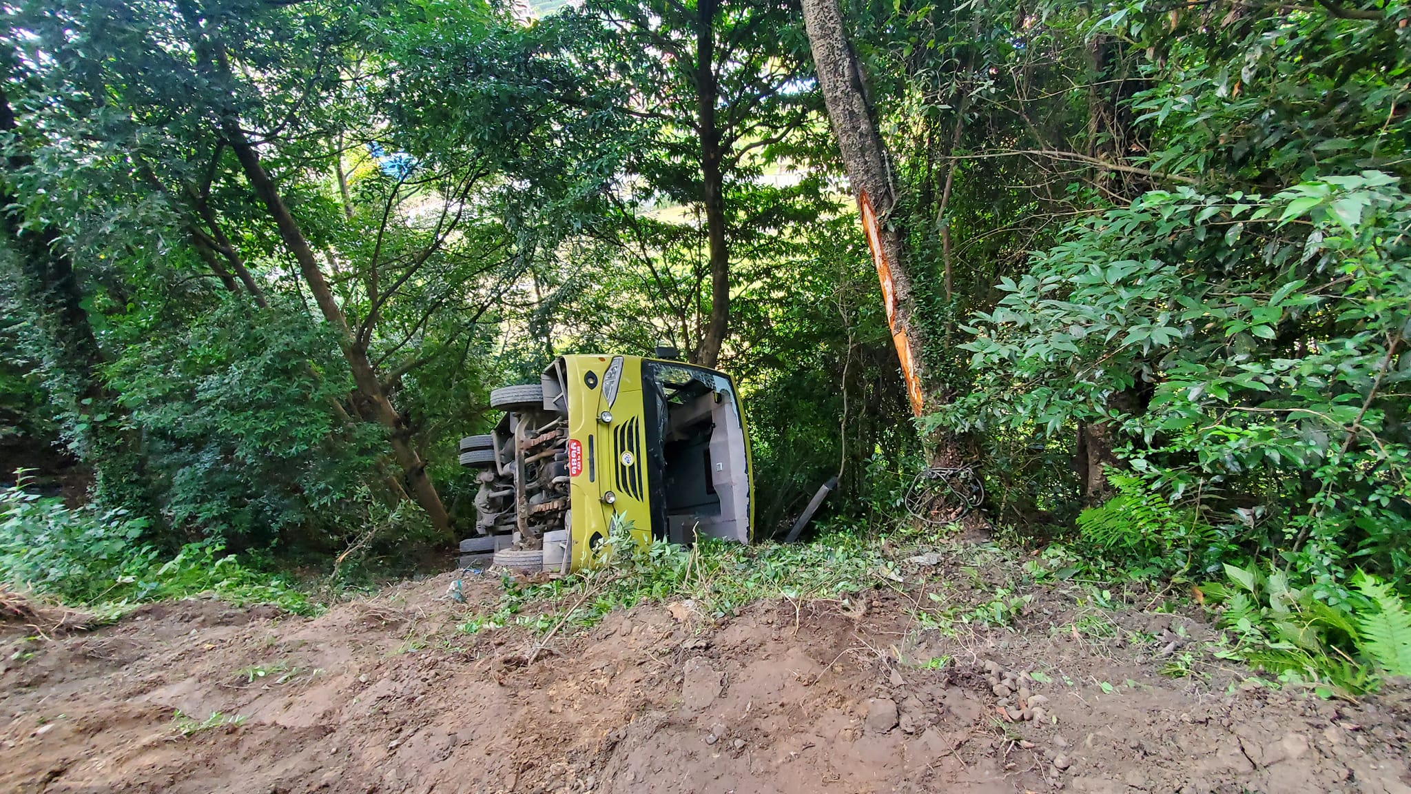 बनेपामा अस्पतालका कर्मचारी बोकेको बस दुर्घटना, एक जनाको मृत्यु