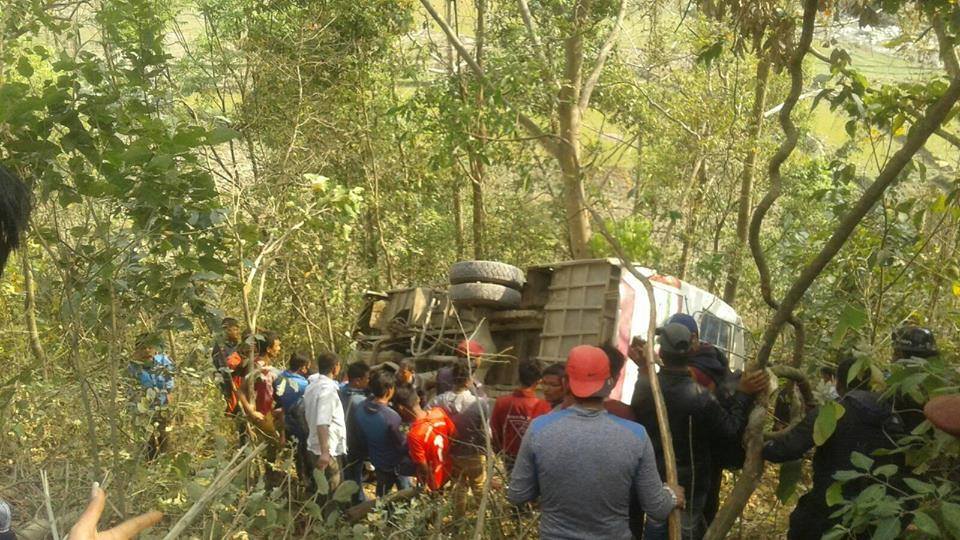 काठमाडौंबाट मेलम्ची जाँदै गरेको यात्रुवाहक बस दुर्घटना