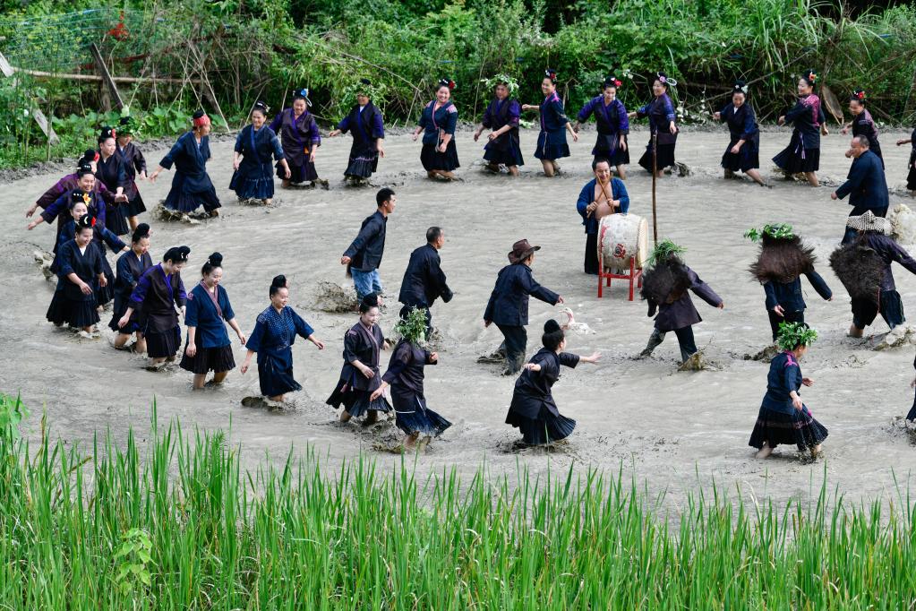 शान्ति र राम्रो मौसमको कामना गर्दै चीनमा ‘वाटर ड्रम’ नृत्य