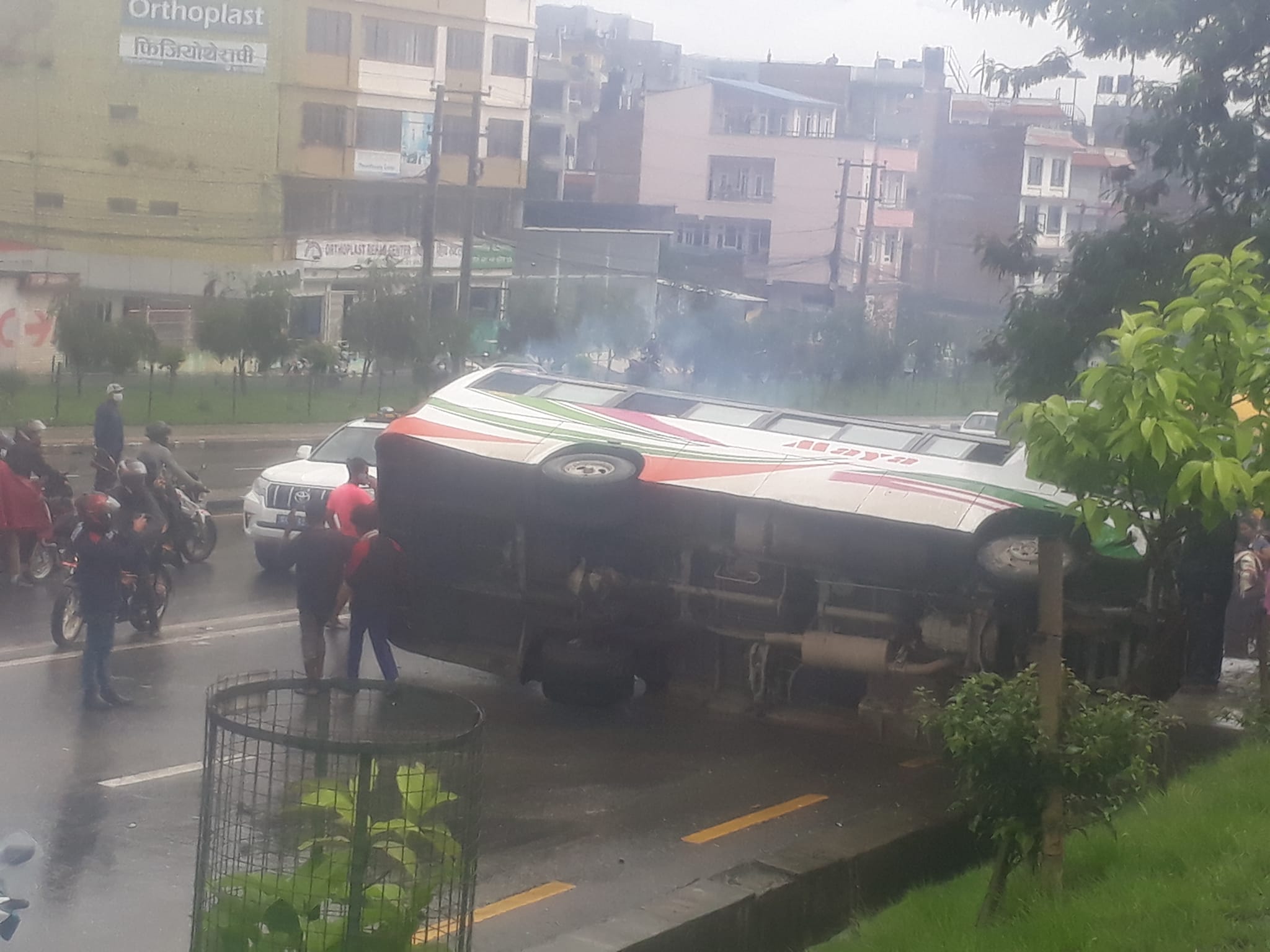 ललितपुरको ग्वार्कोमा ट्याक्सीमाथि पल्टियो बस, तीन जना घाइते