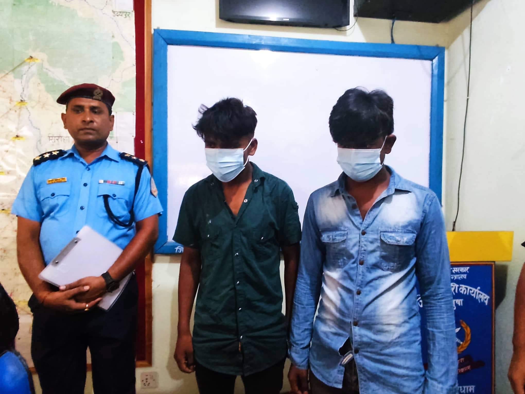 दिनदहाडै महिलाको साथमा रहेको रकम लुट्ने दुई युवक पक्राउ