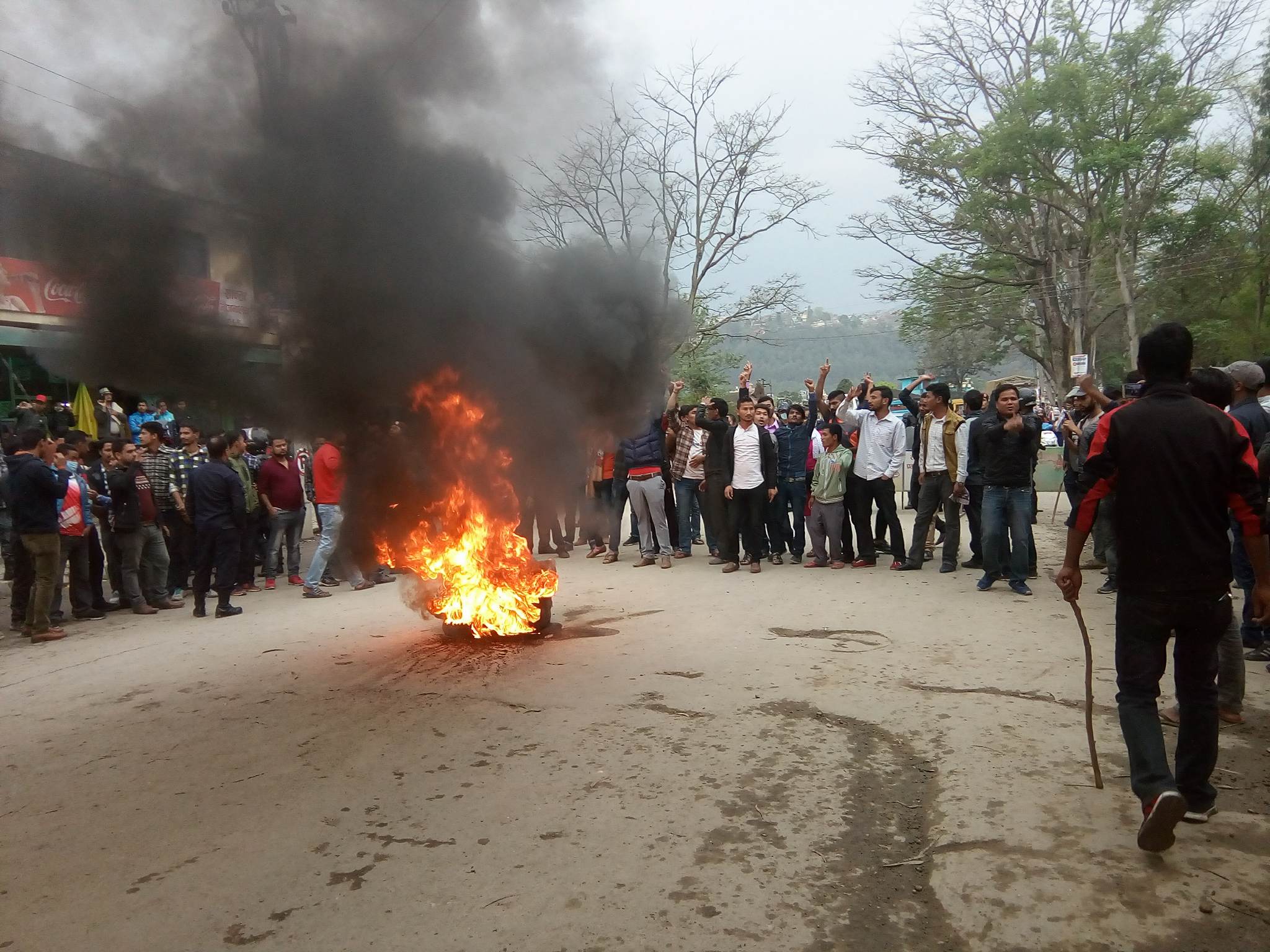 अस्थायी शिक्षकको परीक्षा रोक्न माग गर्दै विद्यार्थीद्वारा प्रदर्शन