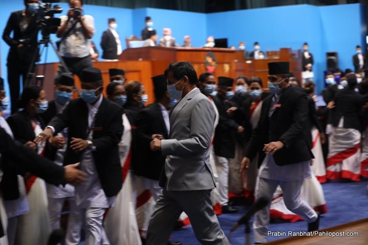 अर्थमन्त्री शर्माको संसदभित्रै 'गुरिल्ला शैली', एकातिर घम्साघम्सी, अर्कातिरबाट दौडिँदै गरे 'मिसन' पूरा