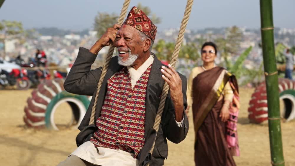 पिङ खेल्दै गरेको तस्विर सेयर गर्दै मोर्गन फ्रिम्यानले सम्झे दशैं