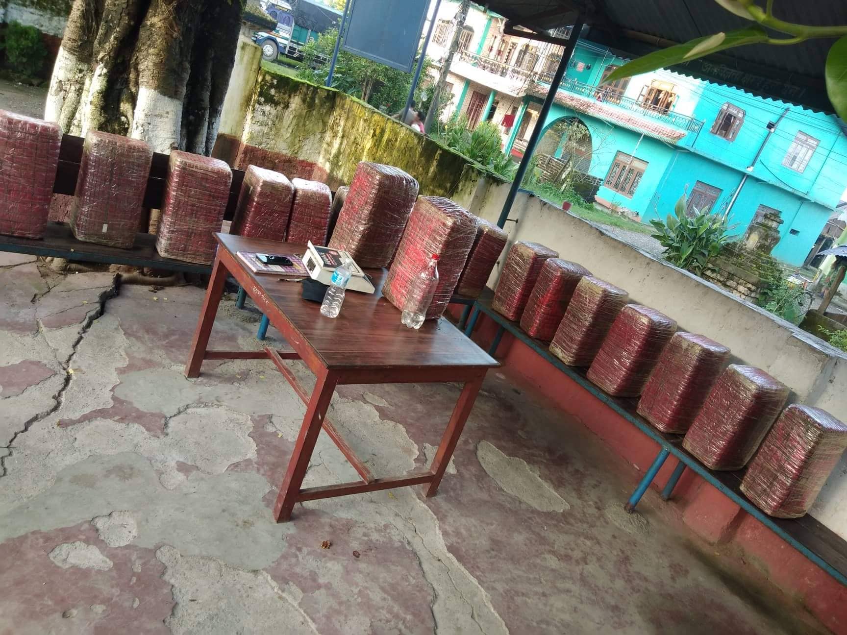 चितवनमा भारतीय नम्बर प्लेटको ट्रकभित्र ३ सय केजी गाँजा भेटियो, ट्रक चालक भने फरार