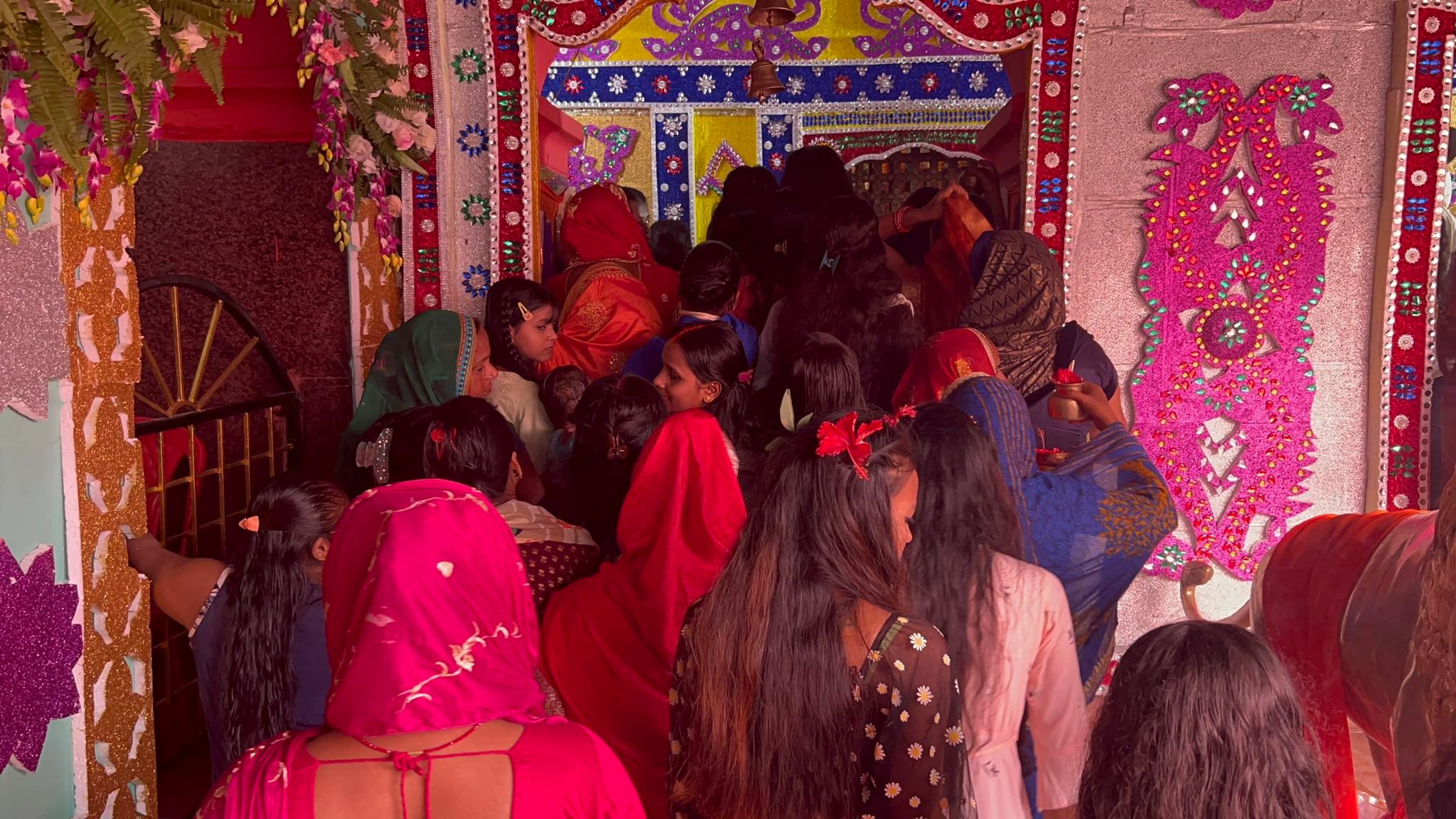 मिथिलामा दुर्गा भवानीको 'खोइछ' भर्नेको भीड