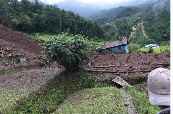 एकै घरका पाँच जना बेपत्ता हुनेगरी झर्‍यो पहिरो