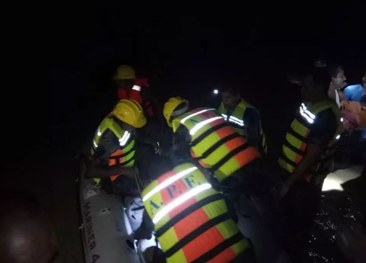 लालबकैया डुङ्गा दुर्घटनामा हराइरहेका दुईको शव फेला; २२ जनाको उद्दार, ३जना अझै बेपत्ता