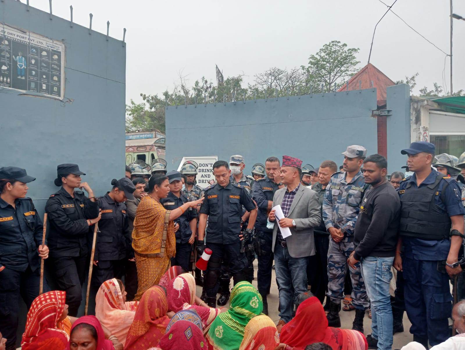 ड्राईपोर्ट वीरगंजको मुलगेटमा पुनः स्थानीयको चक्काजाम, २ अर्ब ८० करोड मुआब्जा दिन बाँकी