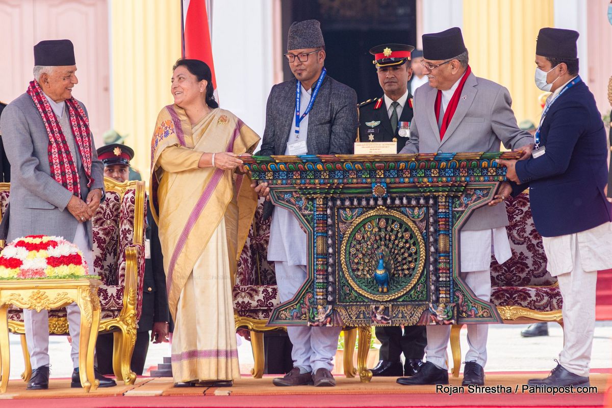 ७ वर्षपछि शीतल निवासबाट बाहिरिइन् विद्यादेवी भण्डारी, प्रधानमन्त्रीले दिए मयुर भएको आँखीझ्याल उपहार