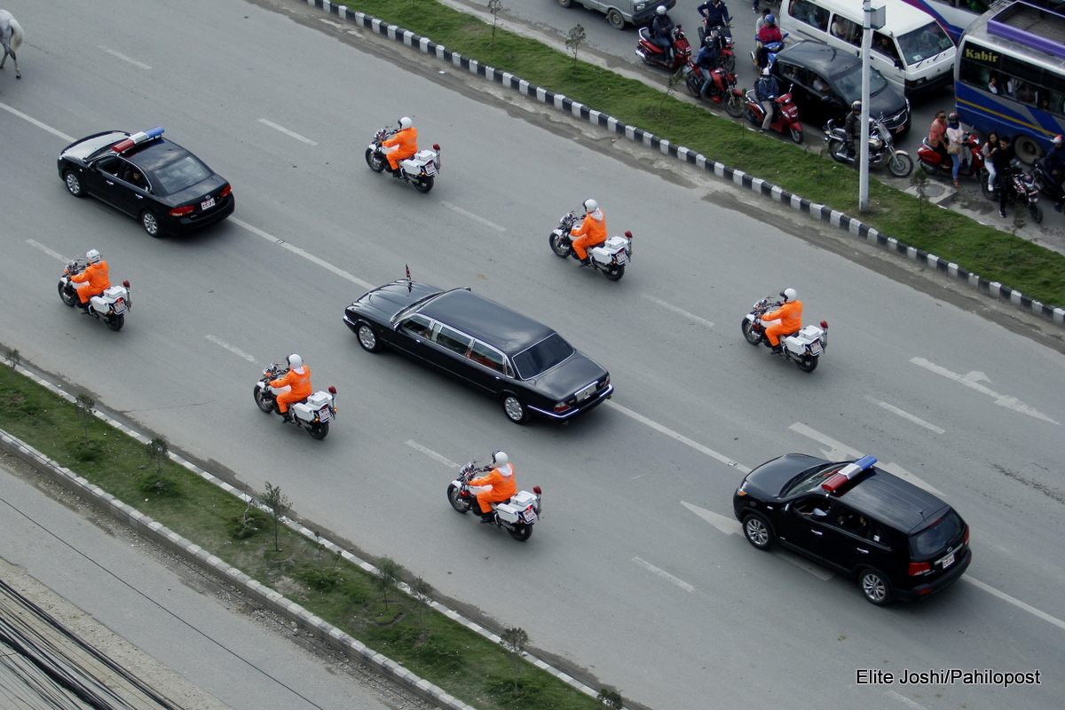 फोटोमा हेर्नुस् राष्ट्रपतिको 'शाही' सवारी