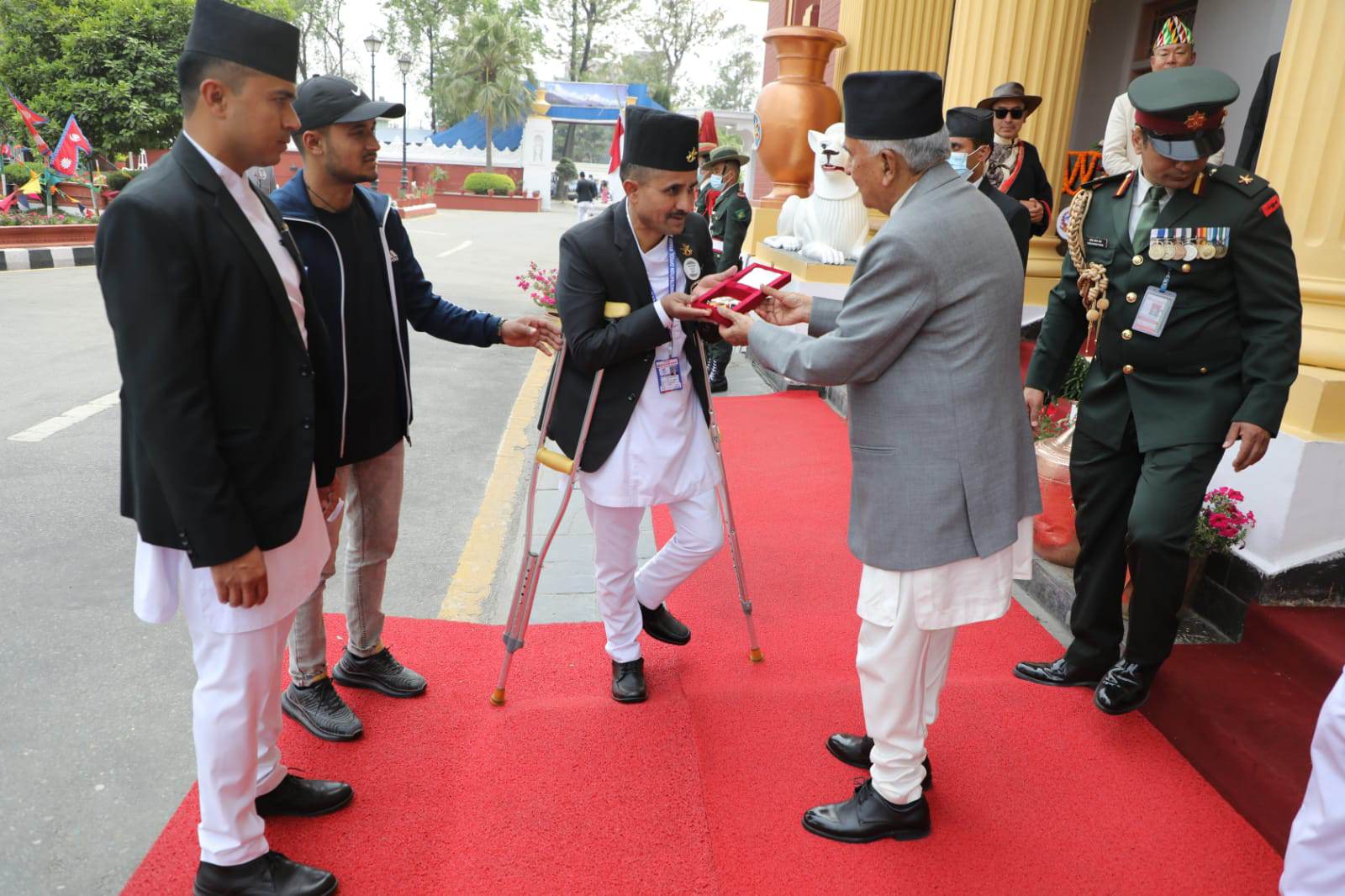 अशक्तलाई मञ्चबाट तलै ओर्लेर राष्ट्रपति पौडेलले यसरी प्रदान गरे पदक, कसलाई कुन पदक?