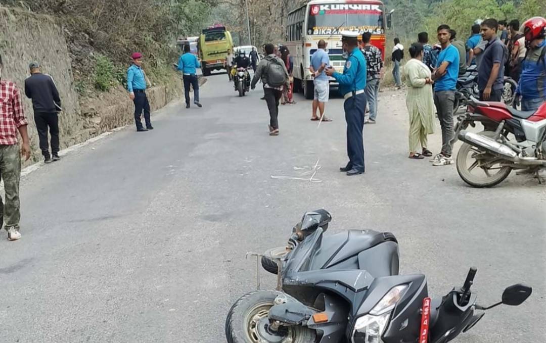 बसको ठक्करबाट स्कुटर चालकको मृत्यु