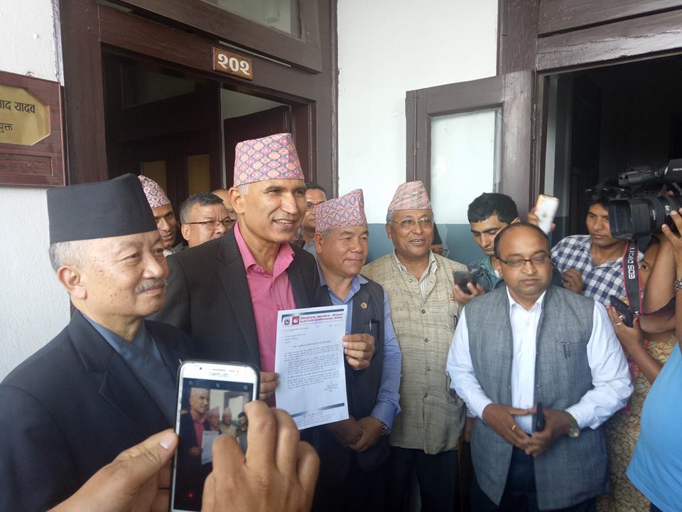 एमाले र माओवादी केन्द्र अलग गराउने निर्वाचन आयोगको निर्णय: 'एकता गर्ने भए १५ दिन भित्र आउ'