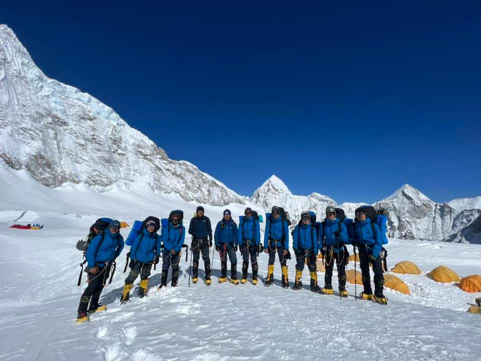 सफा हिमाल अभियानमा खटिएका नेपाली सेनाको टोली सगरमाथा शिखरमा