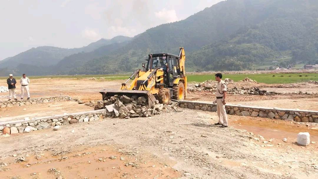 पोखरा महानगरले भत्कायो सिमसार क्षेत्रमा अनधिकृत रुपमा निर्माण भएको प्लटिङ