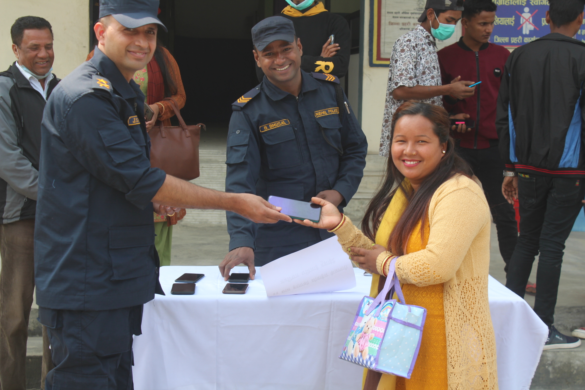 हराएको मोबाइल भेटिएपछि अनुहारमा देखिएको खुशी