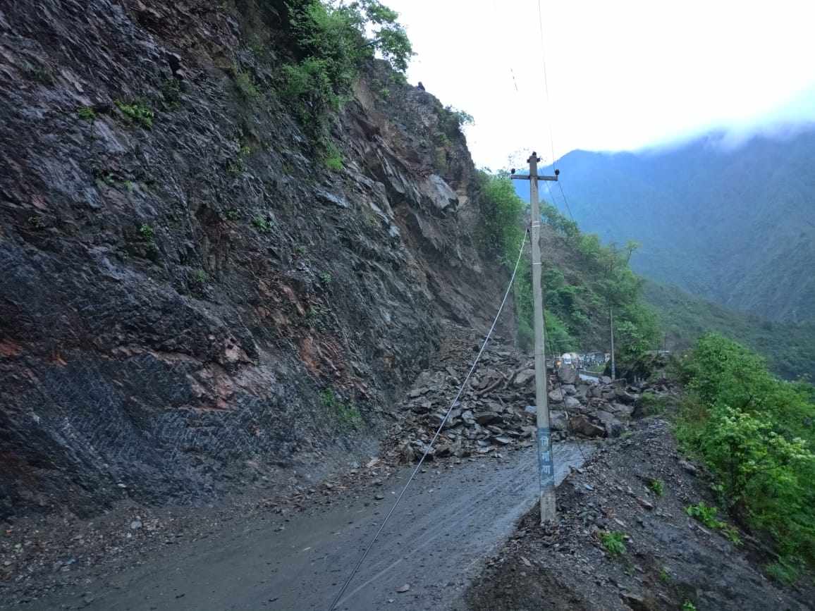 पहिरो हटाएर संचालनमा आएको नारायणगढ-मुग्लिन सडक फेरि अवरुद्ध