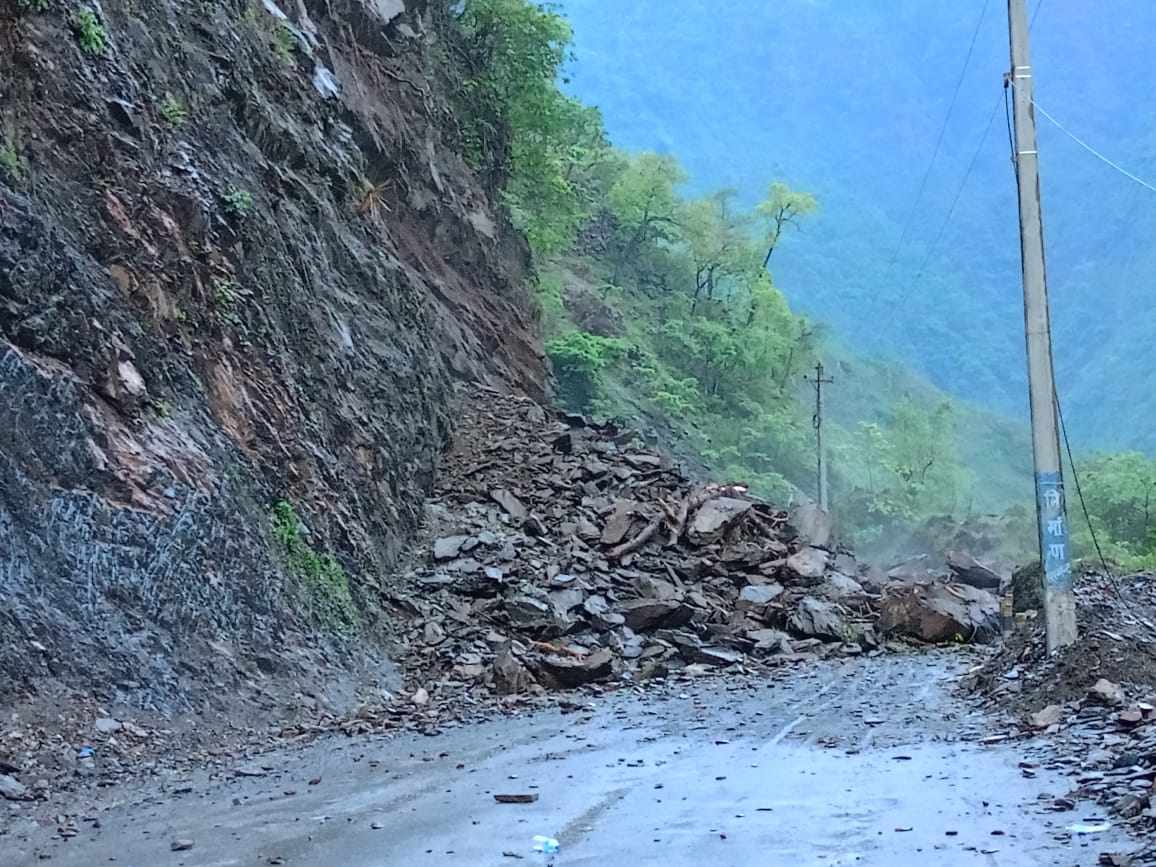 भट्टेडाँडामा पहिरो जाँदा कान्तिलोकपथ अवरुद्ध