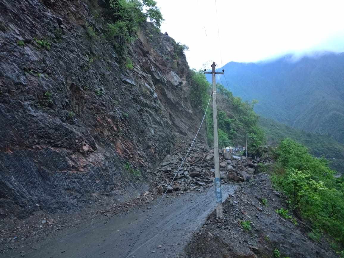 अझै संचालनमा आउन सकेन नारायणगढ-मुग्लिन सडक : सुक्खा पहिरो खस्ने क्रम जारी, सयौं यात्रु अलपत्र