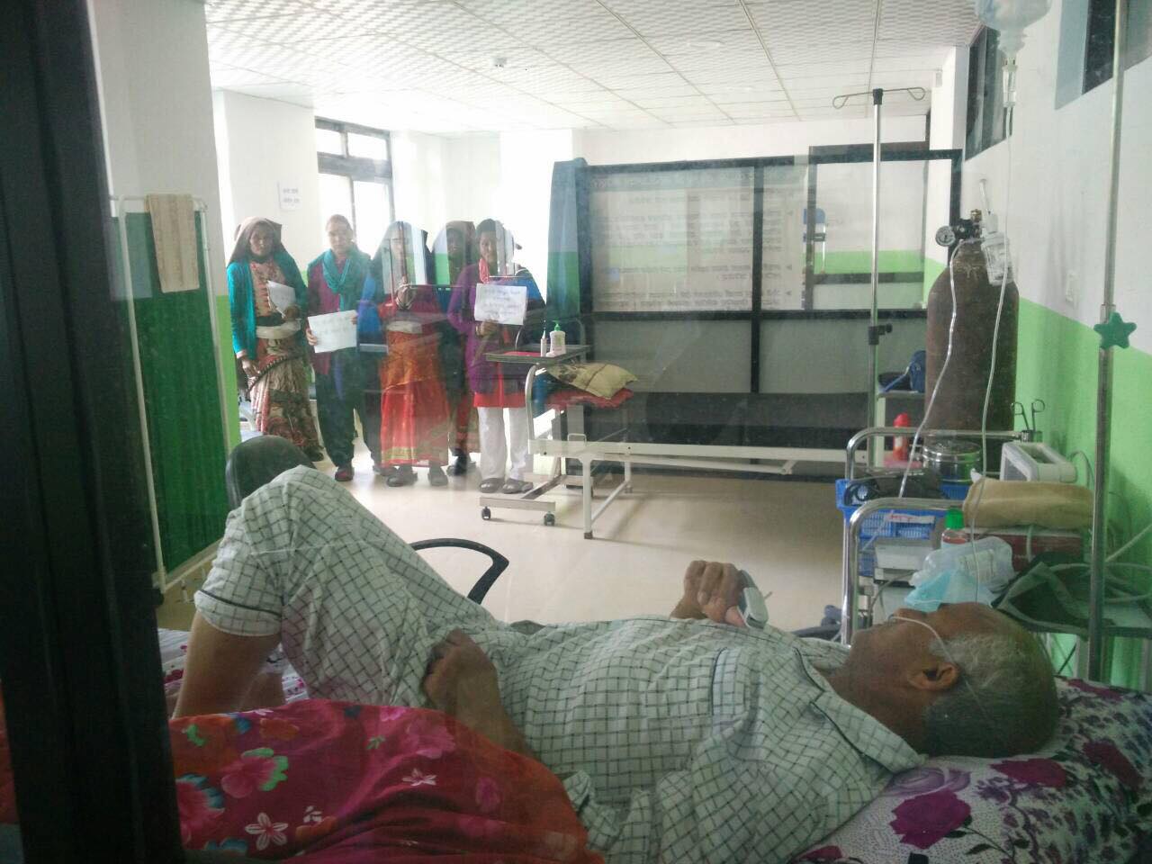 डा केसीका माग पूरा हुनुपर्छ भन्दै कर्णालीका महिला पुगे अस्पताल