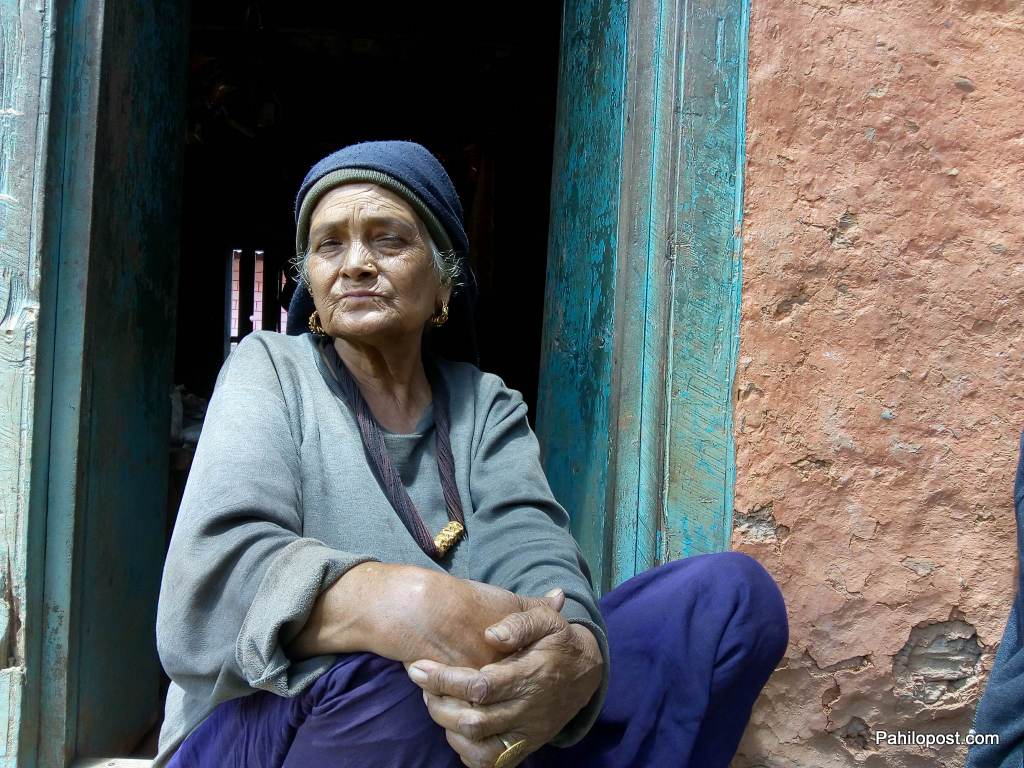 उपप्रधानमन्त्री ईश्वर पोखरेलकी माइली भाउजूको कथाः 'भूकम्पले घर भत्कियो राहत पाइनँ, ईश्वरले काठमाडौँ लगे जान्थेँ'
