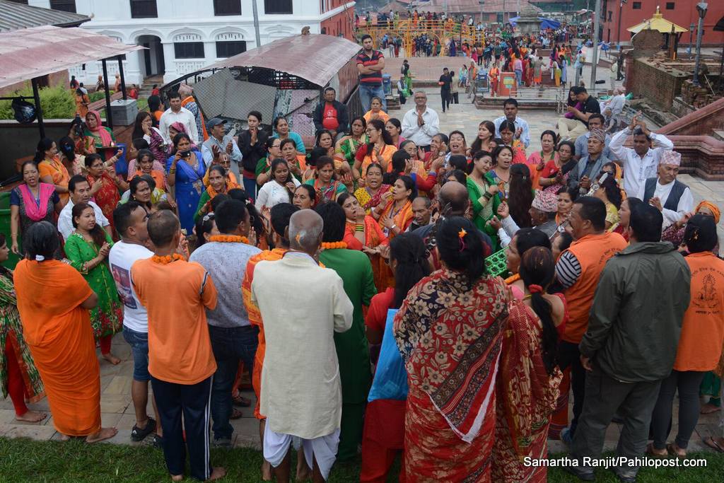 साउनको पहिलो सोमबारः शिवालयमा भक्तजनको भीड, हेर्नुस् फोटोमा